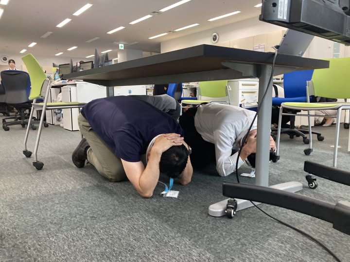 シェイクアウト訓練の様子