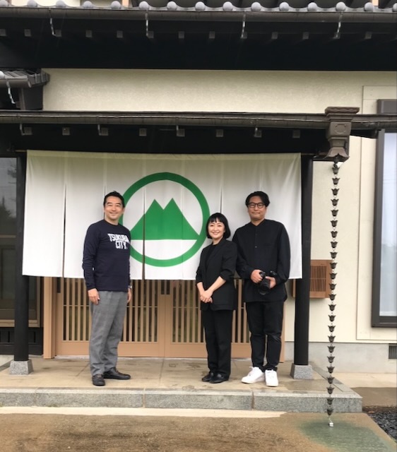 ミドリノスタジオの前で記念写真