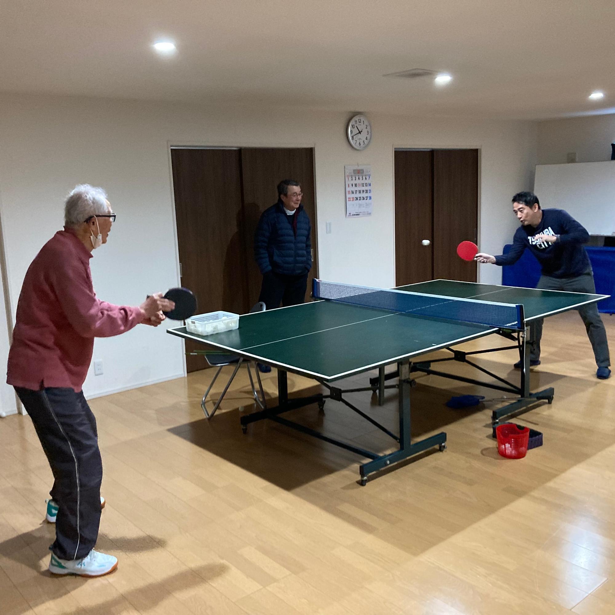 赤塚東山ふれあいネットワークカフェでの卓球の様子