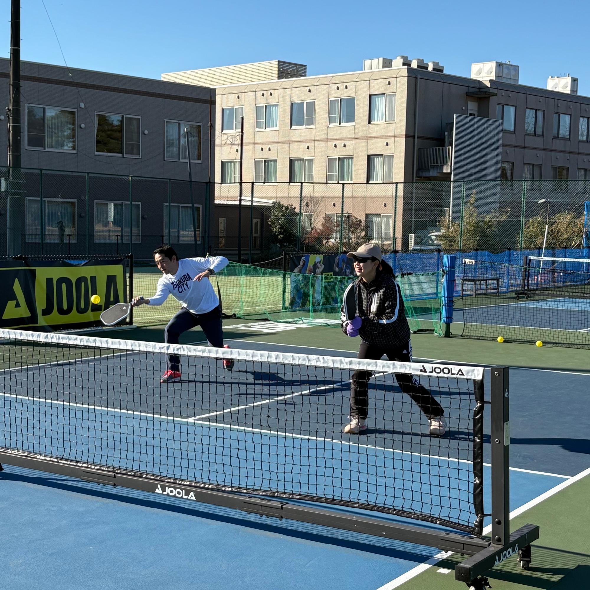 ピックルボールをプレーする様子