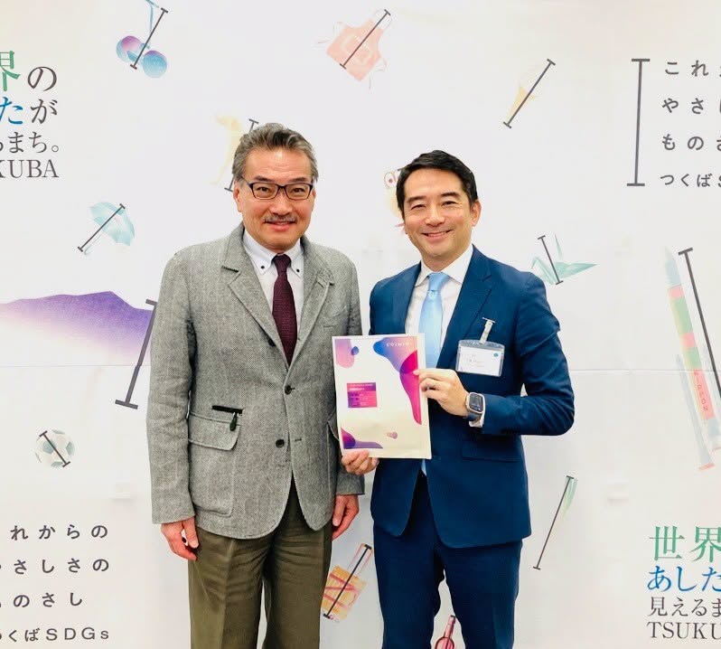 協定に基づき私も実証に参加して睡眠分析をしてもらったレポートを持って柳沢先生と。