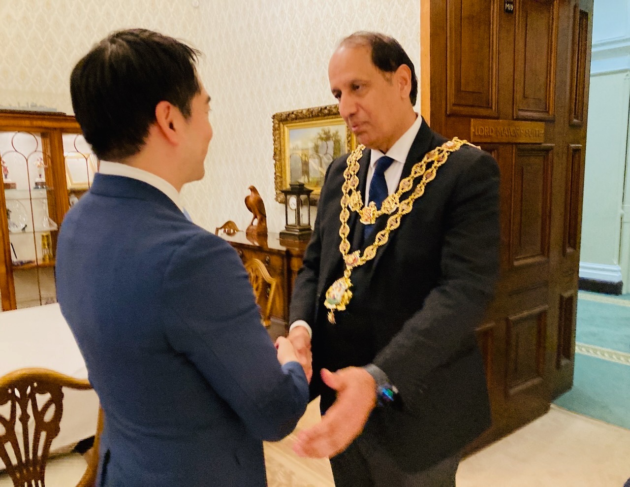 ロード・メイヤー(市長)であるイクバル氏と挨拶する市長