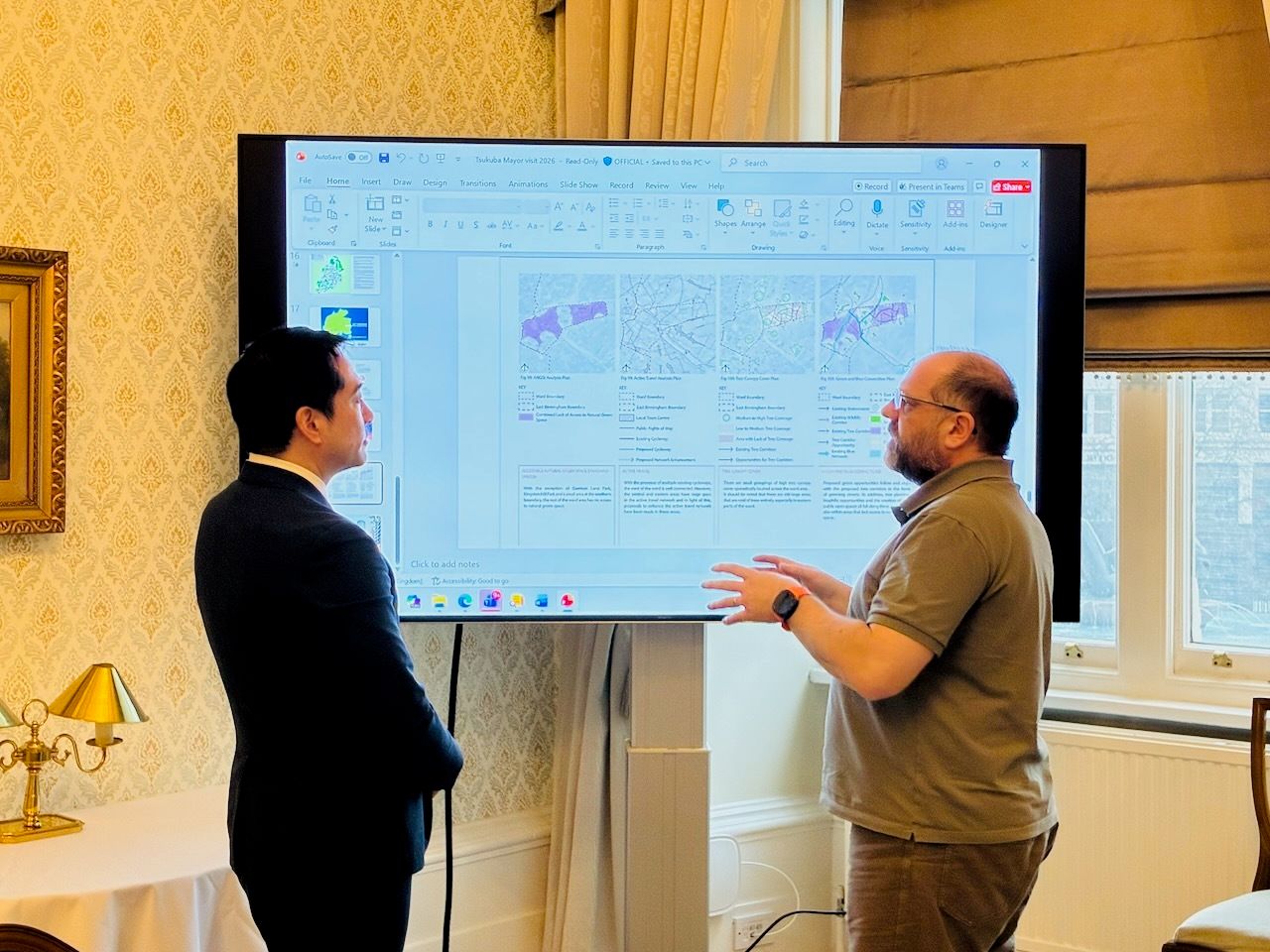 生物多様性施策の担当者から説明を受ける市長