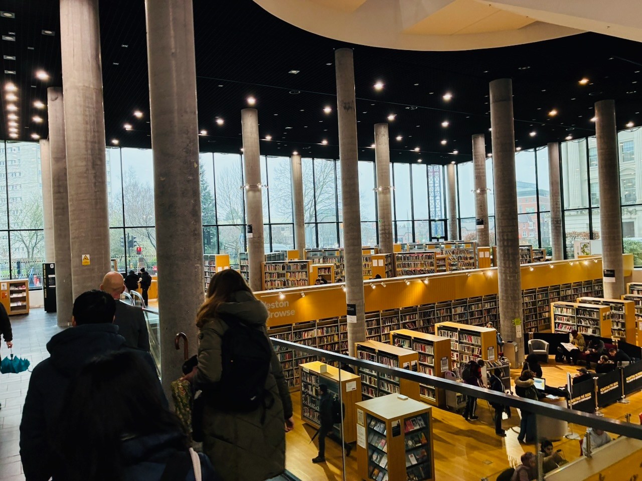 バーミンガム市立図書館内部の様子