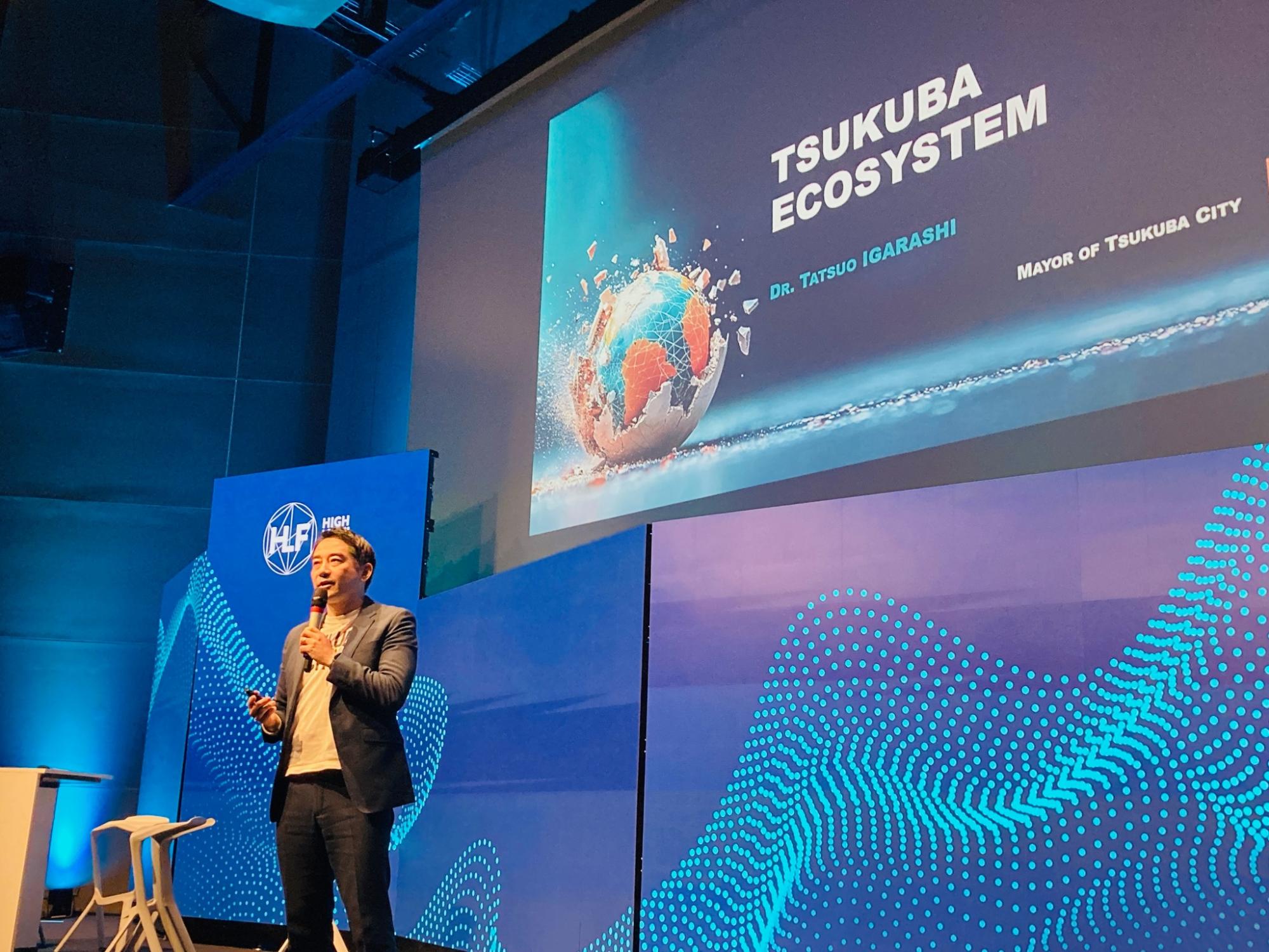 ハイレベルフォーラムで登壇する市長