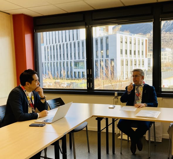 フェラーリ議長と対談する市長