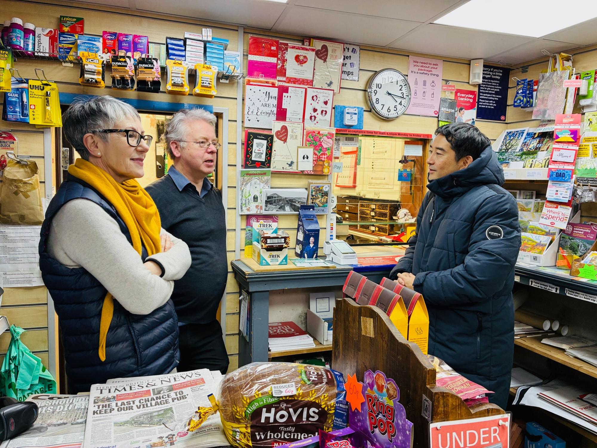 商店兼郵便局の視察の様子