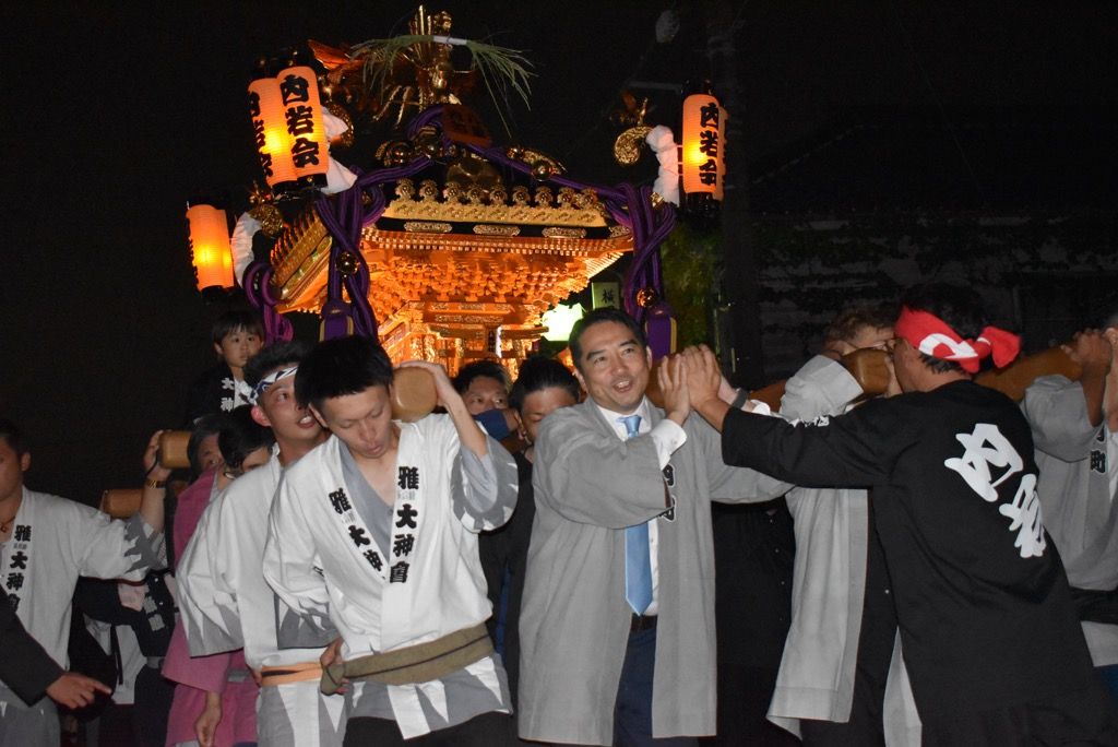 お神輿を担ぐ市長