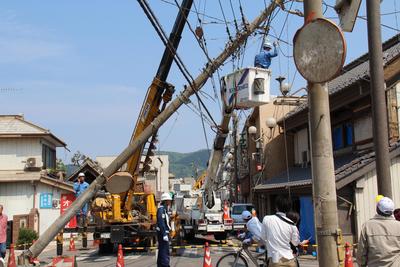 電柱の復旧作業中の北条商店街の写真