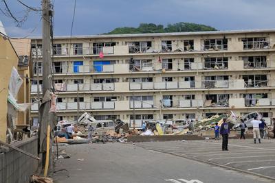 大きな被害を受けた雇用促進住宅の写真