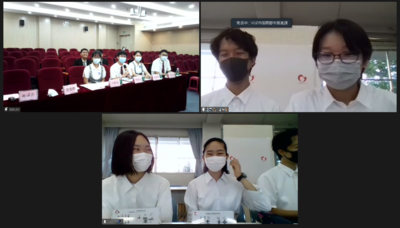 左上に椅子のたくさんある会議室で座っている4人の画面、右上に生徒2人が並んで写っている画面、下に生徒三人が並んで写っている画面の3画面が並んでいるWeb会議のスクリーンショット