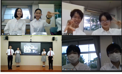 画面上部の左側と右側でそれぞれピースをしている生徒二人の画面、画面下部の左側で黒板の前に4人の生徒が並んでいる画面、画面下部の右側で2人の生徒が並んでいる画面の4画面が並んでいるWeb会議のスクリーンショット