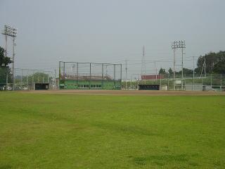 緑が広がっている谷田部野球場の写真