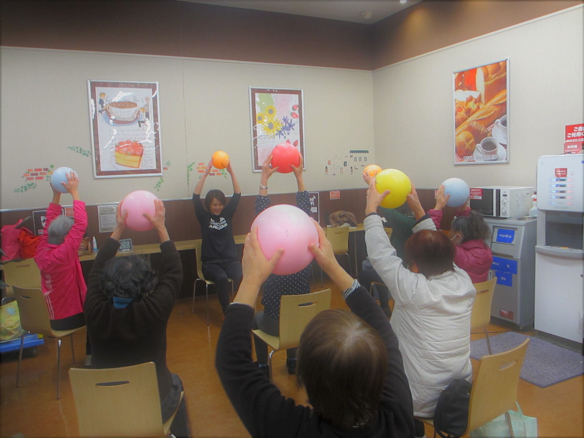 カスミ大穂店での健康運動指導士による体操風景
