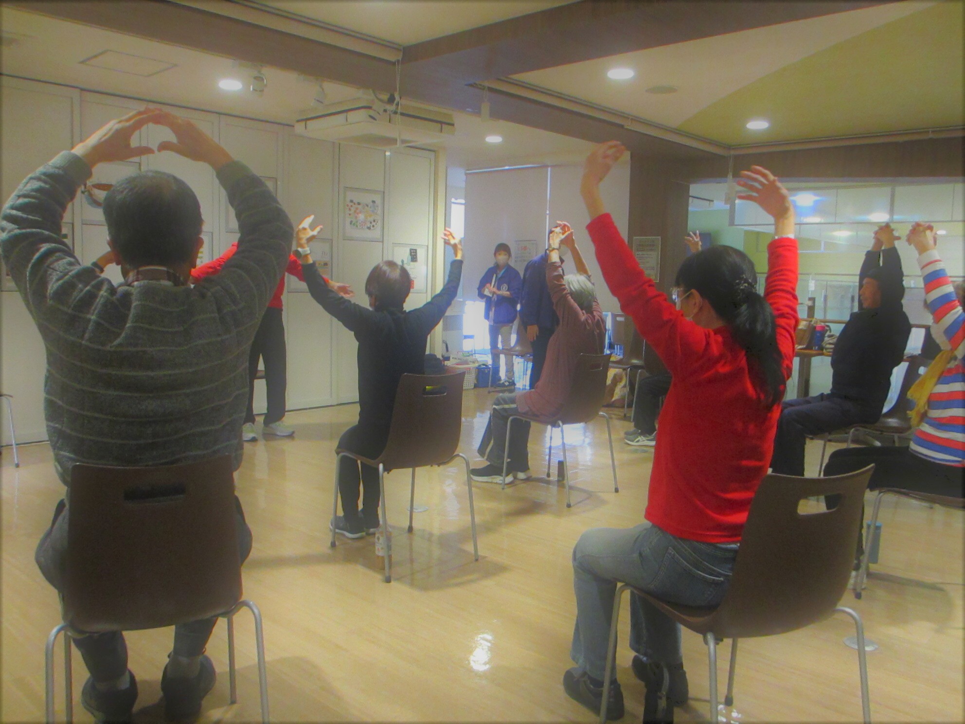 カスミ学園店で健康運動指導士による座位での体操2