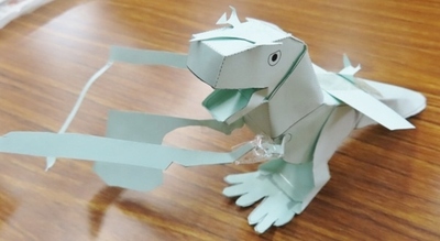 ペーパークラフトで作った恐竜の写真