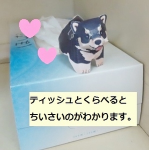 ボックスティッシュの上に置かれたペーパークラフトで作った小さい犬の写真