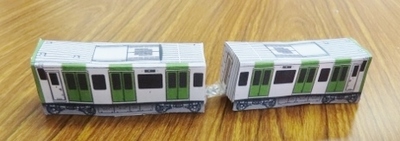 ペーパークラフトで作った電車の写真