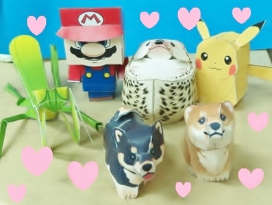 ペーパークラフトで作ったスーパーマリオ、ピカチュウなどの写真