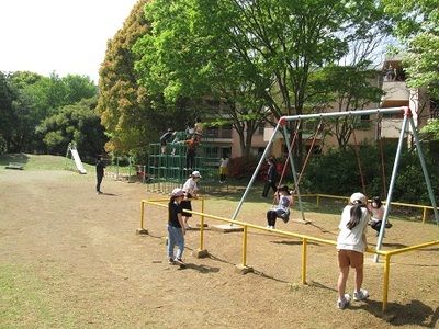 ブランコで遊んでいる子ども達の写真