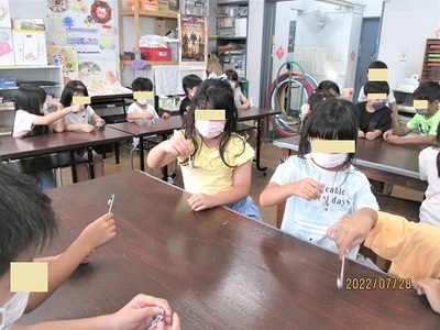 こども達がそれぞれ、磁石をぶら下げている体験写真