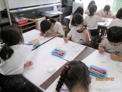 ペットボトル工作に夢中になっている子ども達の写真