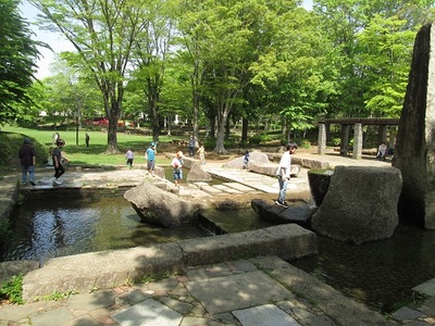 公園で子ども達が遊んでいる様子の写真