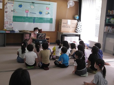 紙芝居を聞いている子ども達の写真