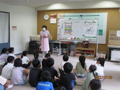 食生活改善推進員がこども達にお話をしている出前講話の写真