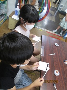 シートの磁石をもっている写真