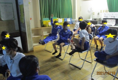 手をあげて答える子どもたち