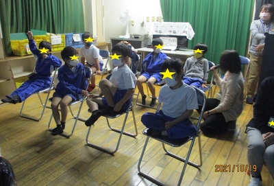 質問に答える子どもたちの写真