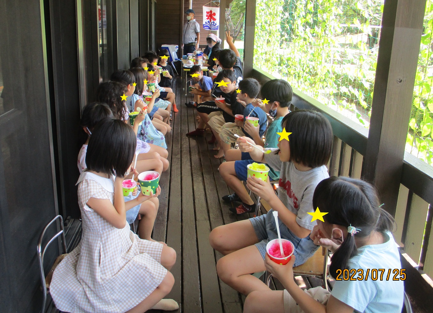 かき氷を食べる子供たち