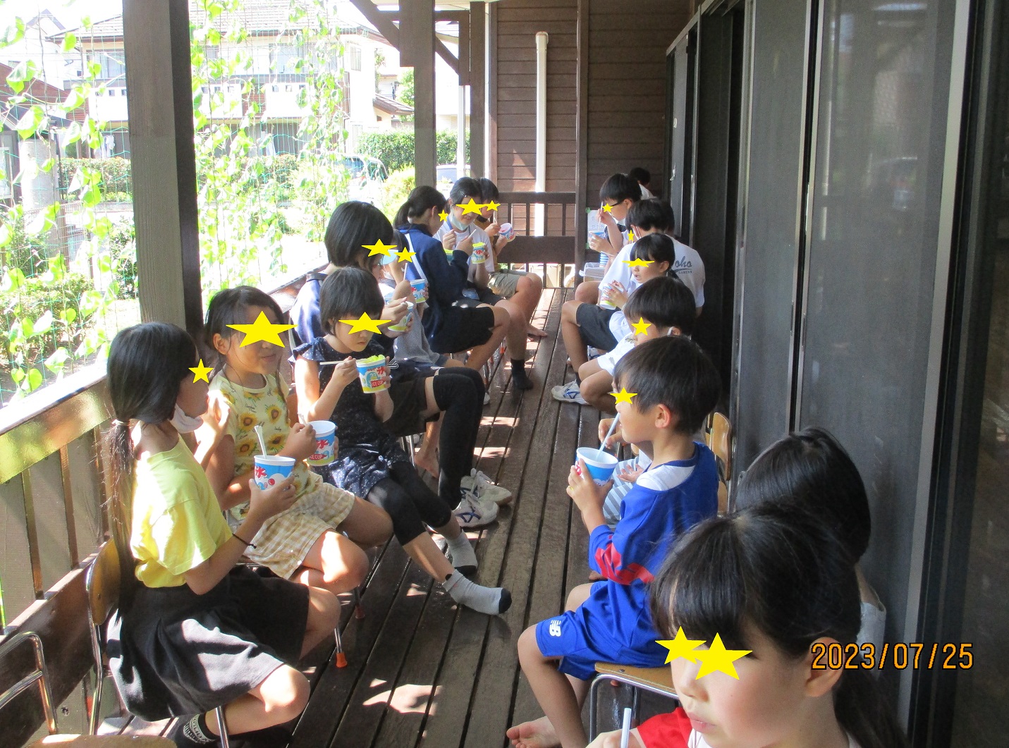 かき氷を食べる子供たち