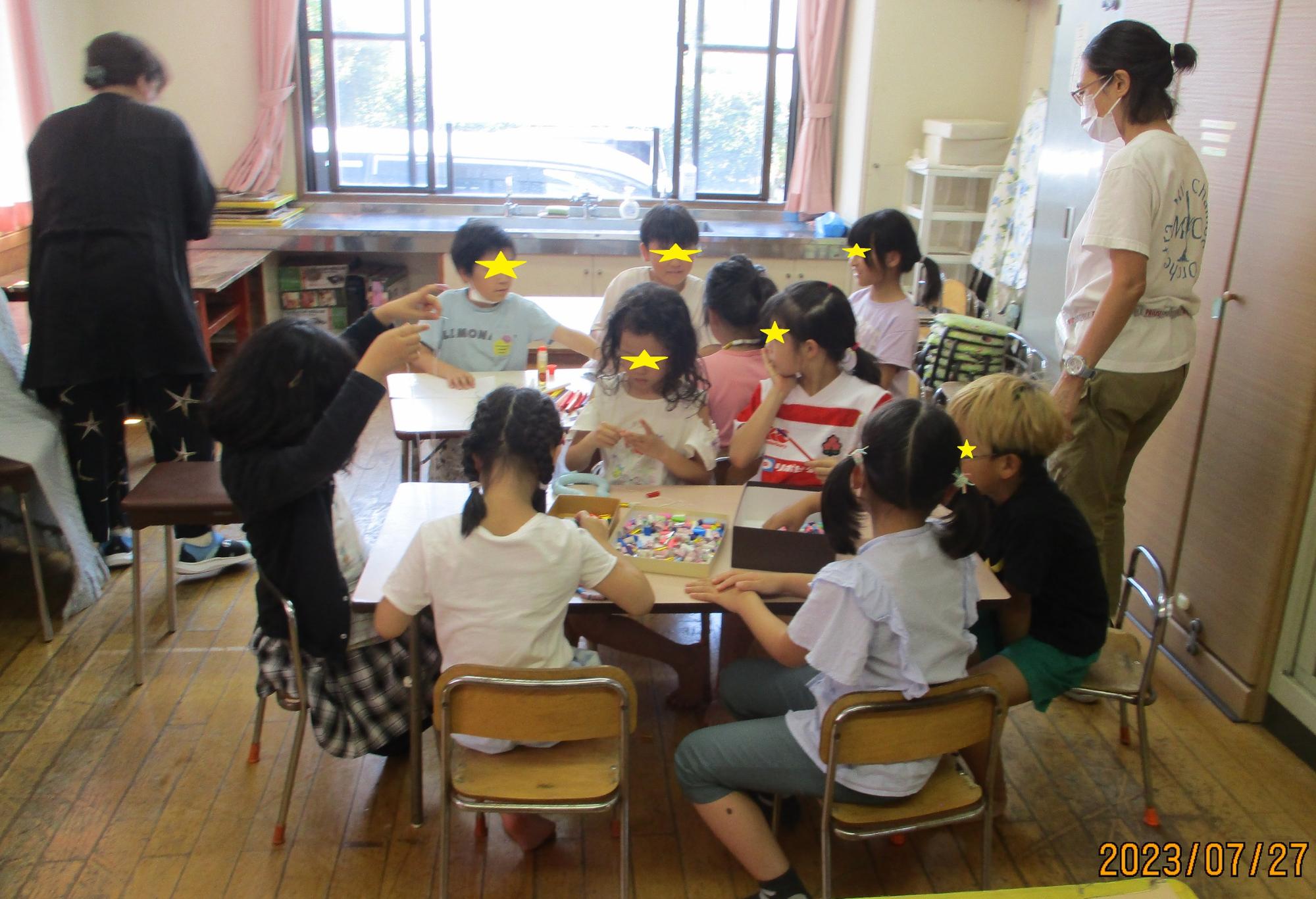 ネックレスを作る子供たち