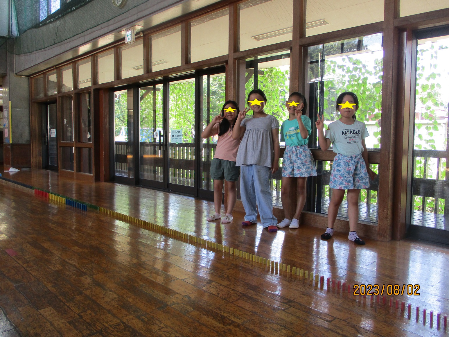 ドミノを作って、記念に写真をとる子供たち
