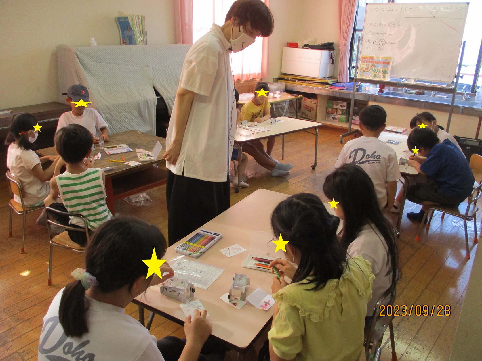 実験隊に参加して、無限鏡を作成する子供たち