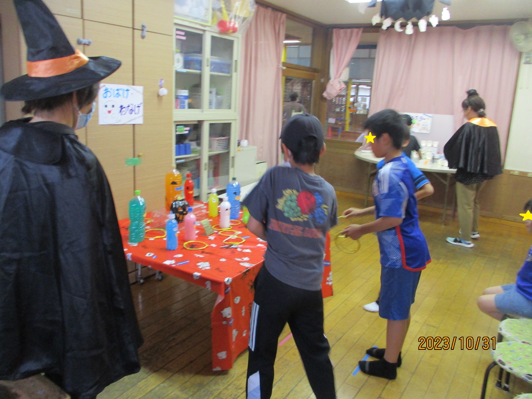 ハロウィンイベントのゲームに参加する子供たち
