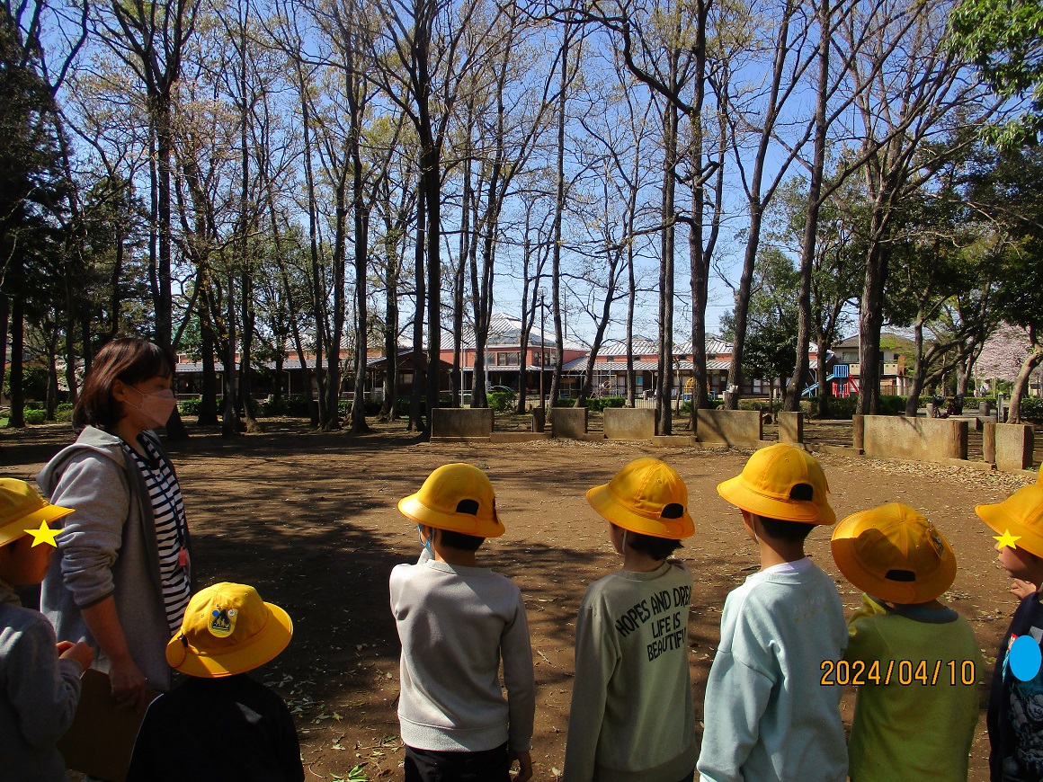公園で遊ぶ際の注意や説明を聞く子供たち