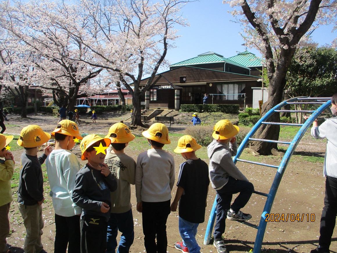 公園で遊ぶ際の注意や説明を聞く子供たち