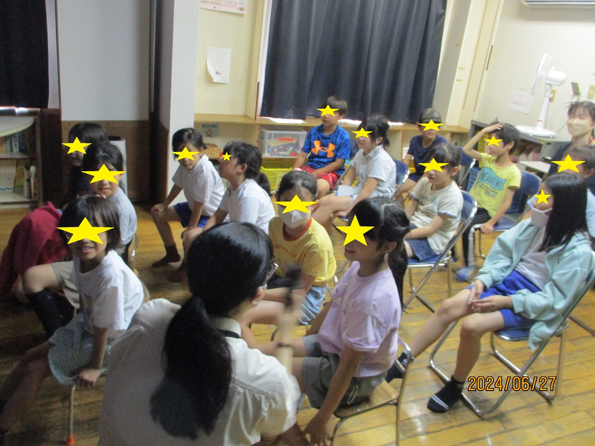 絵についての質問に答える子供たち