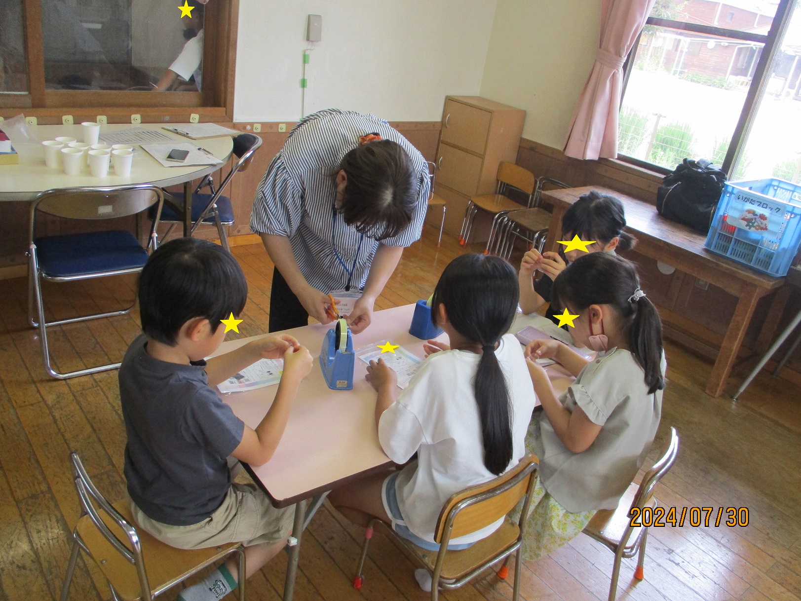 実験・工作に参加する子供たち