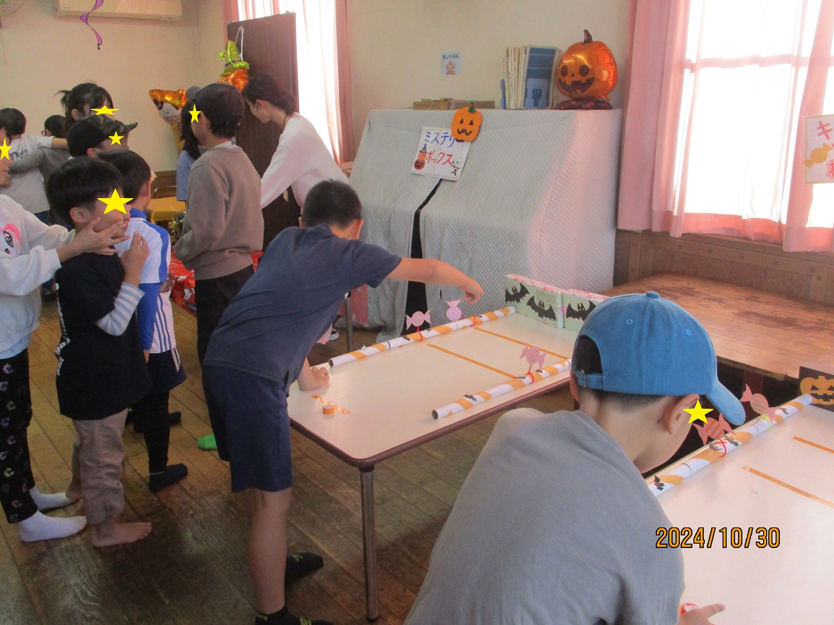 ハロウィンイベントのゲームに参加する子供たち