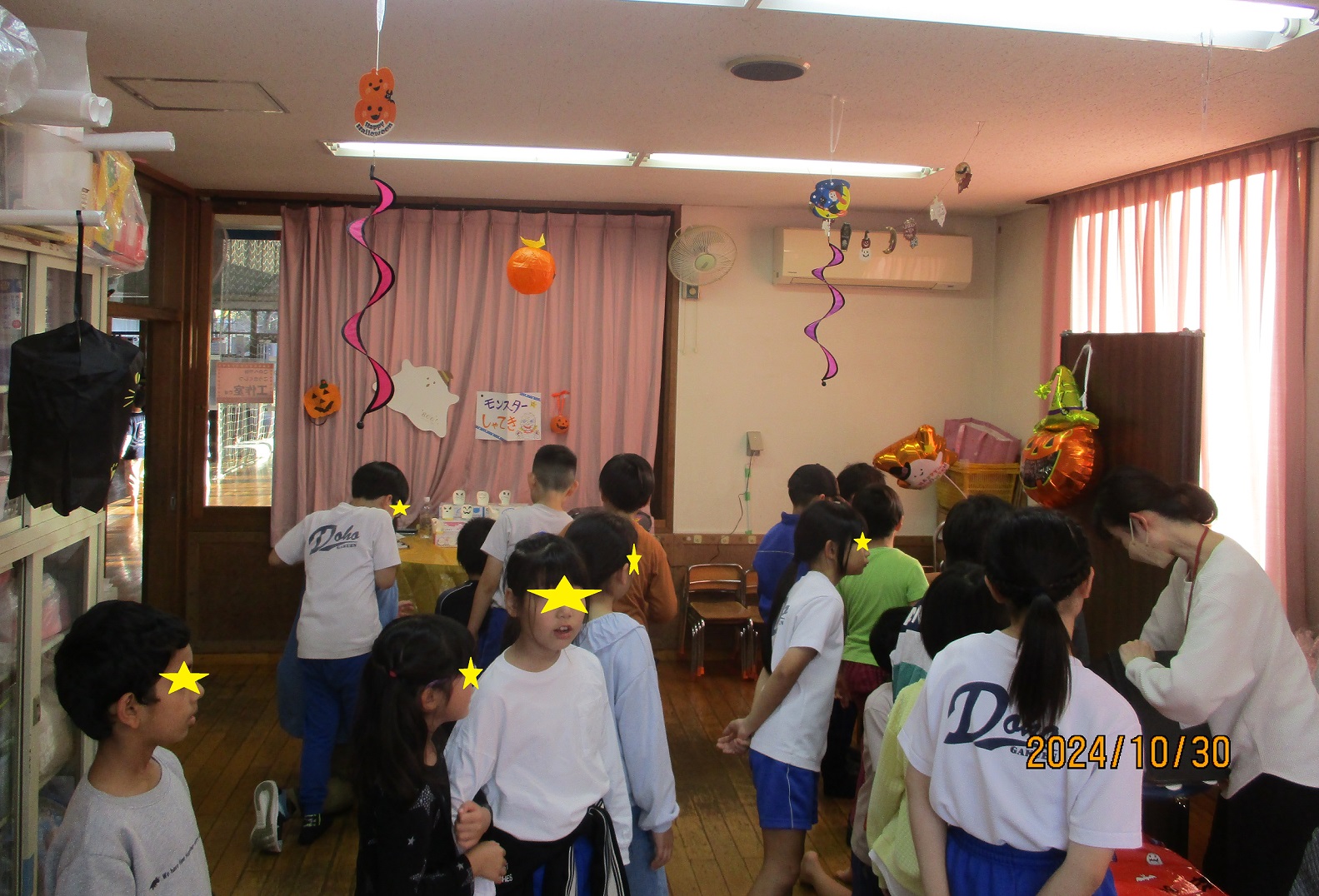 ハロウィンイベントのゲームに参加する子供たち