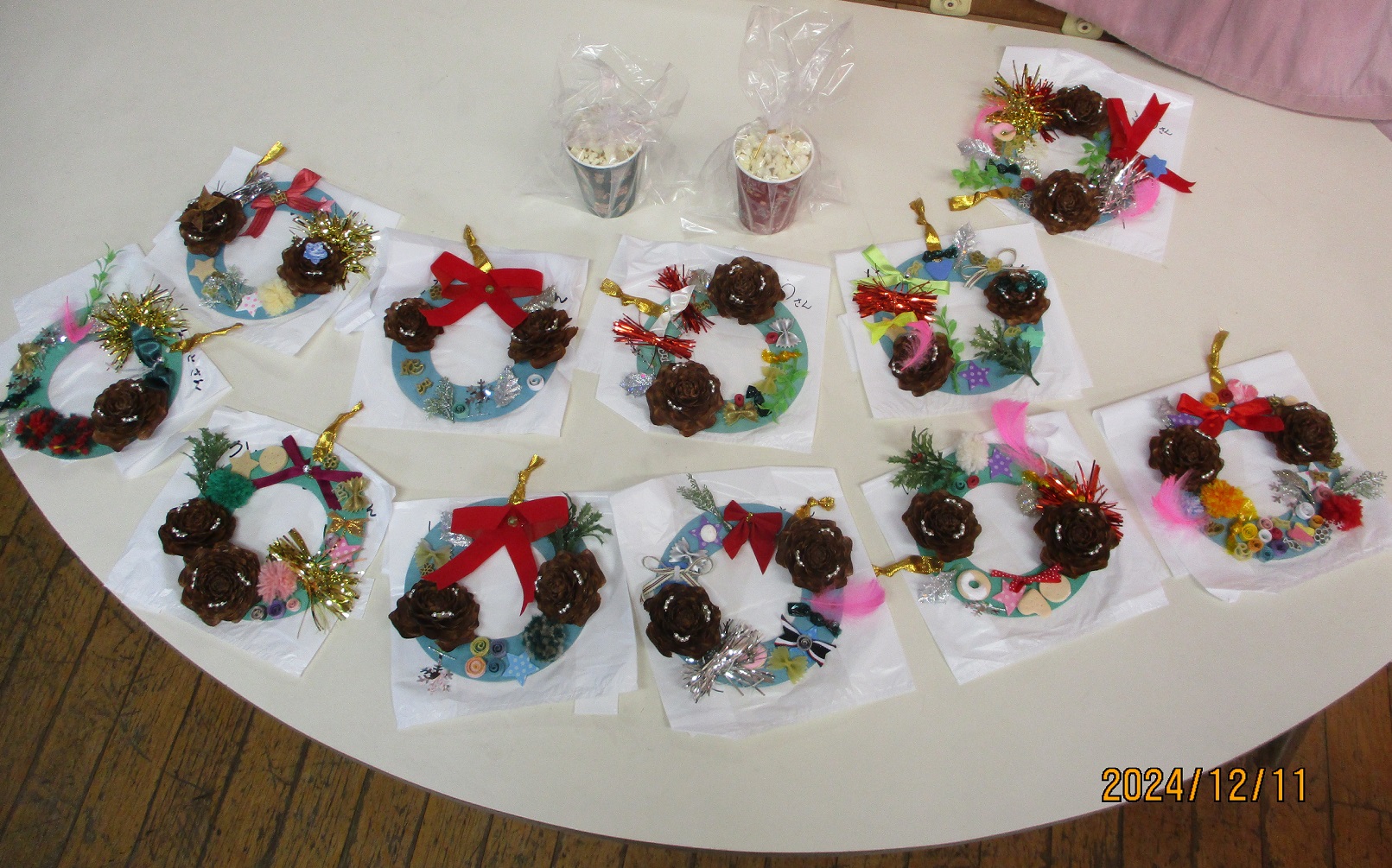 子どもたちが作ったクリスマスリースたち