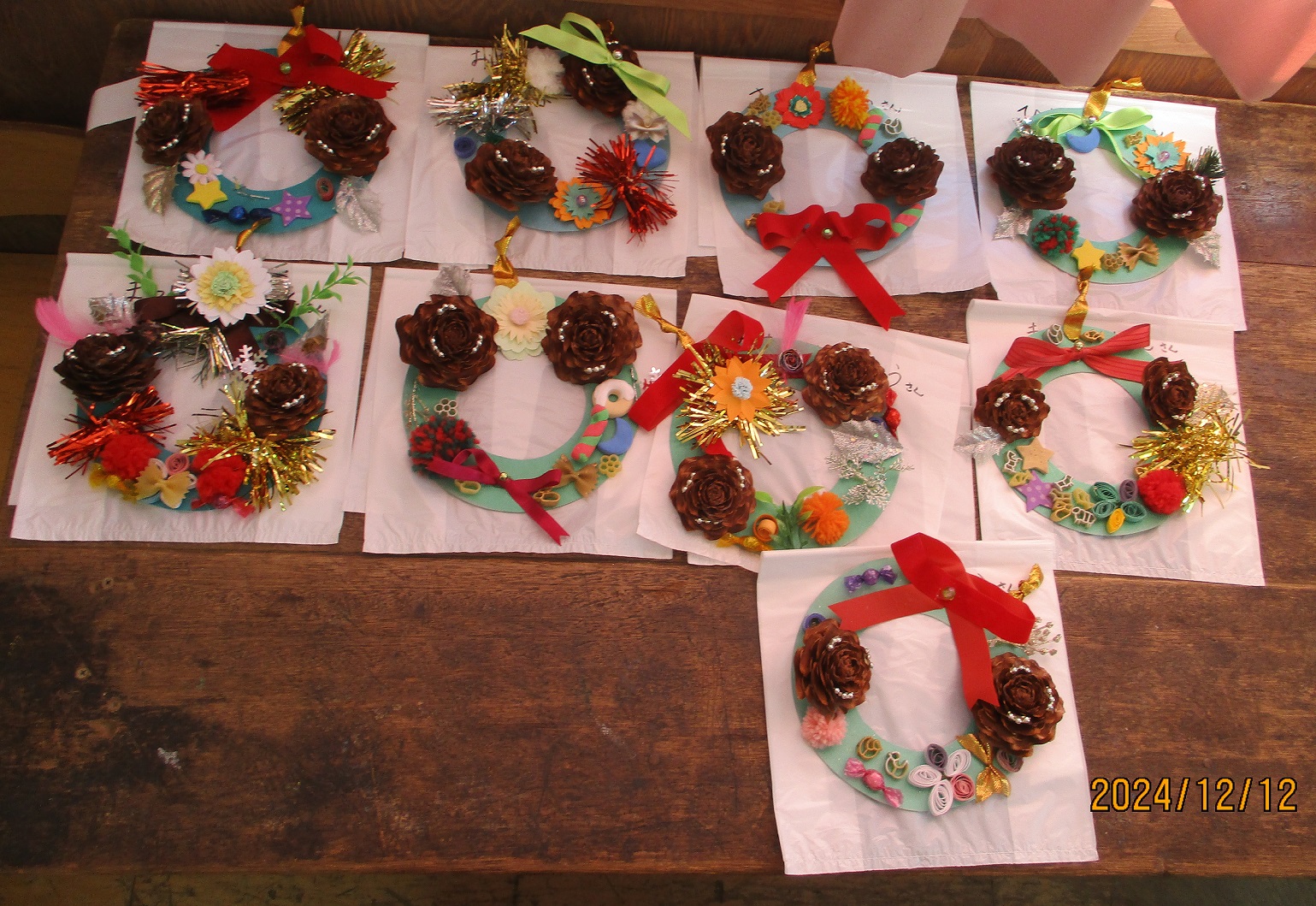 子どもたちが作ったクリスマスリースたち