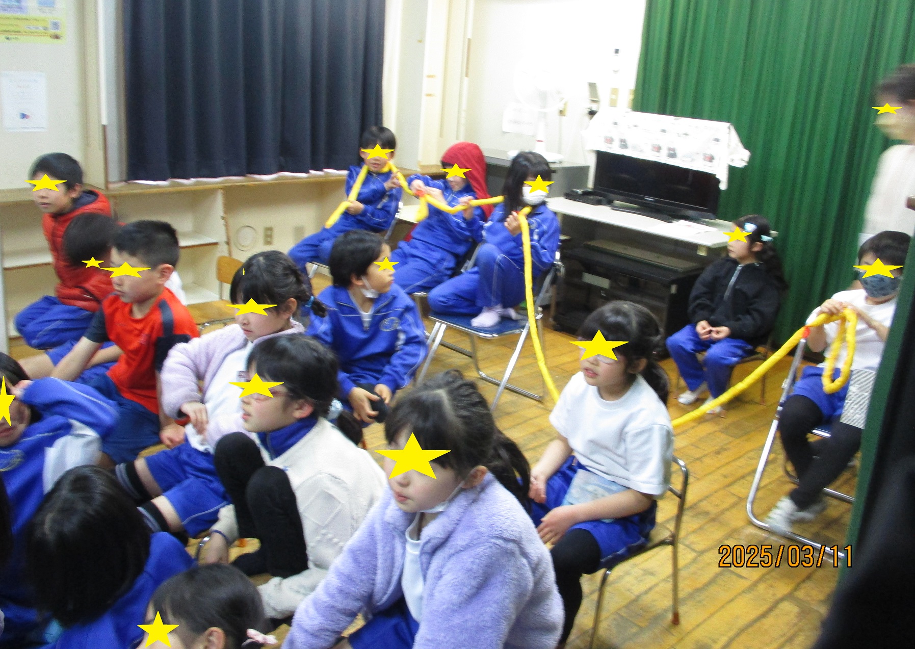 ヤクルトのおなか元気教室に参加する子供たち