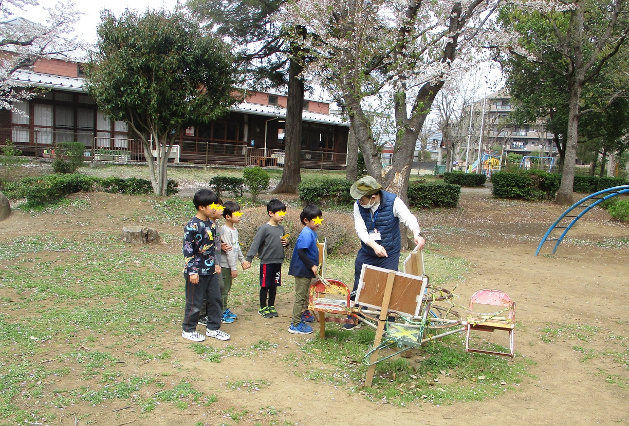 公園巡りに参加する子供たち