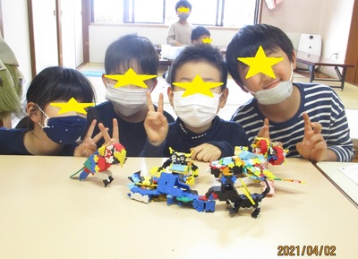 ラQ作品と児童たちで記念撮影