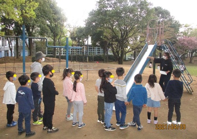 滑り台の使い方や約束の確認している写真